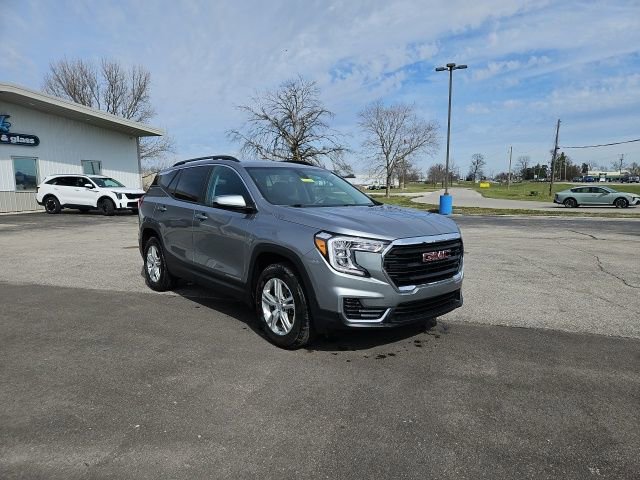 Used 2023 GMC Terrain SLE w/ Driver Convenience Package image 4