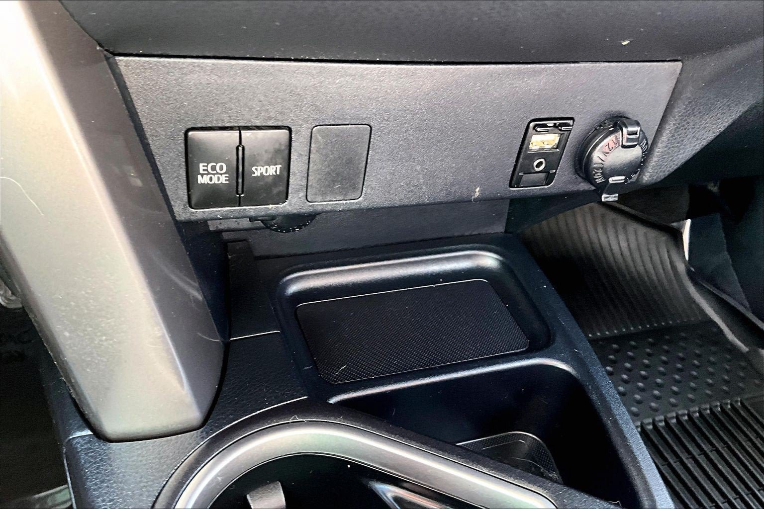 Used 2016 Toyota RAV4 LE AWD/4WD image 30