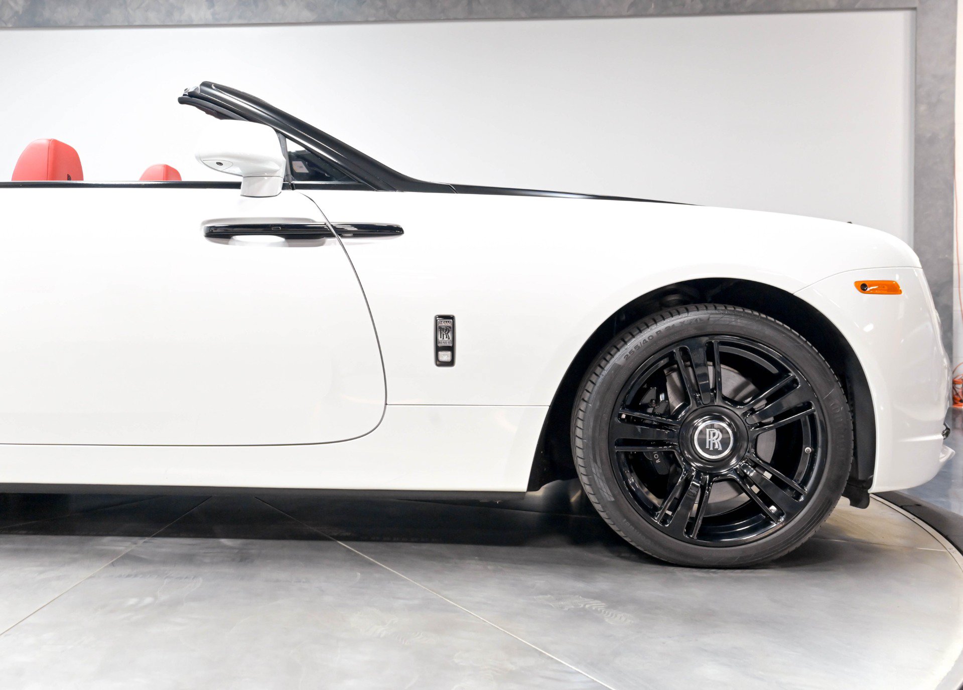Used 2017 Rolls-Royce Dawn RWD image 23