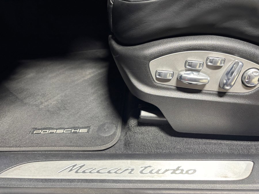 Used 2017 Porsche Macan Turbo AWD/4WD image 15