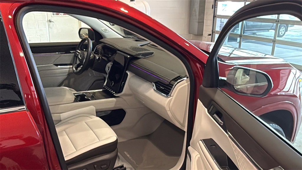 Used 2024 GMC Acadia Denali image 12