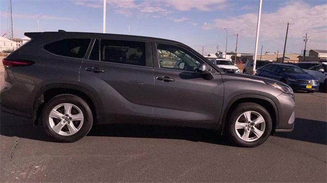 Used 2024 Toyota Highlander XLE image 2