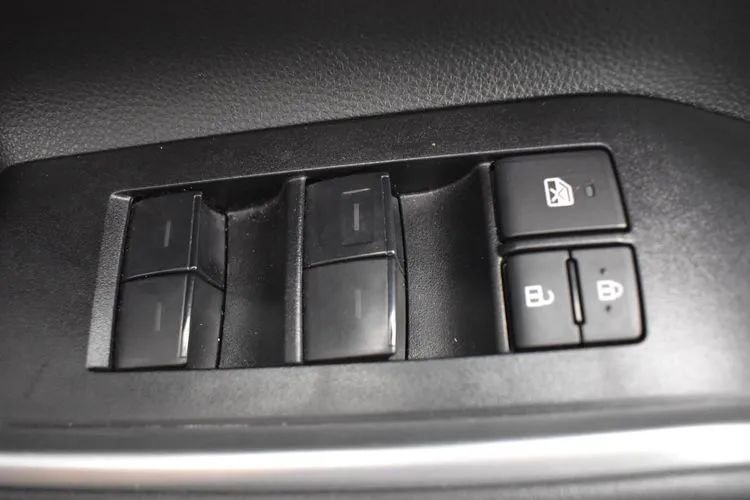 Used 2025 Toyota Highlander LE FWD image 21