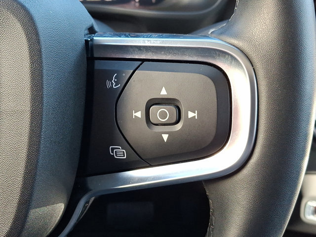 Used 2025 Volvo XC40 B5 Plus image 22