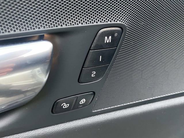 Used 2022 Volvo XC60 B5 Momentum image 14