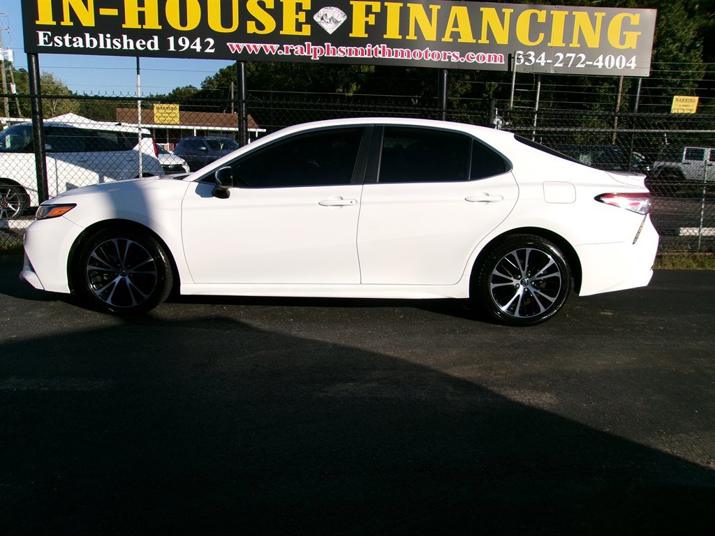 Used 2020 Toyota Camry SE image 1