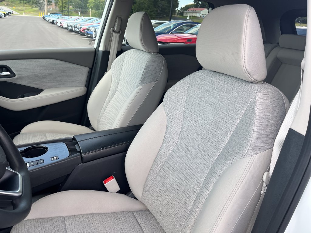 Used 2023 Nissan Rogue SV FWD image 12
