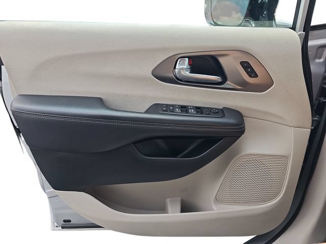Used 2024 Chrysler Pacifica Touring-L FWD image 21