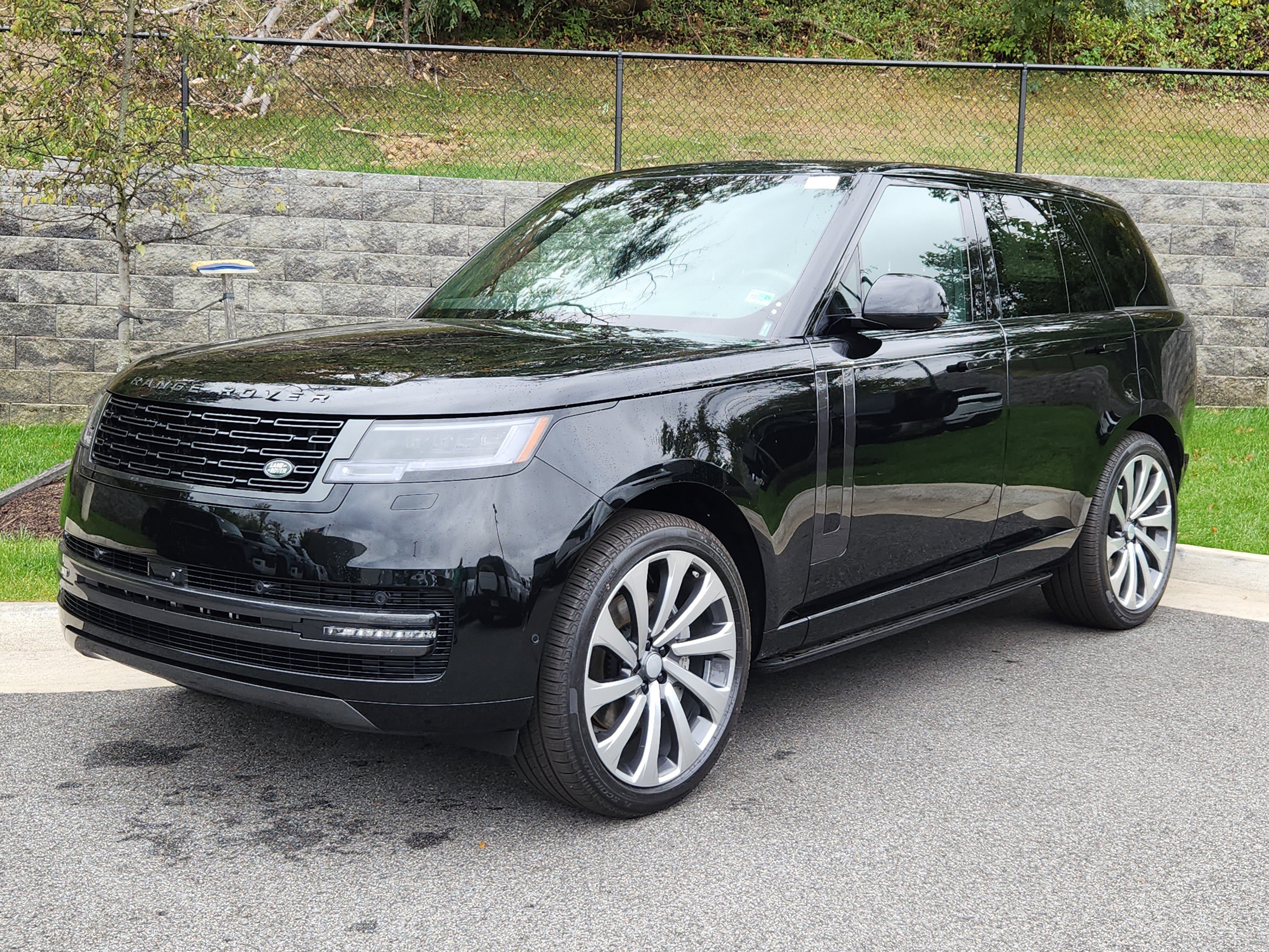 New 2025 Land Rover Range Rover SE