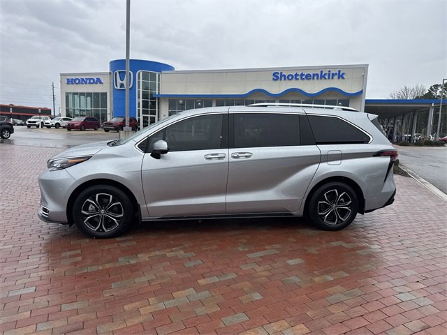 Used 2025 Toyota Sienna Platinum image 33