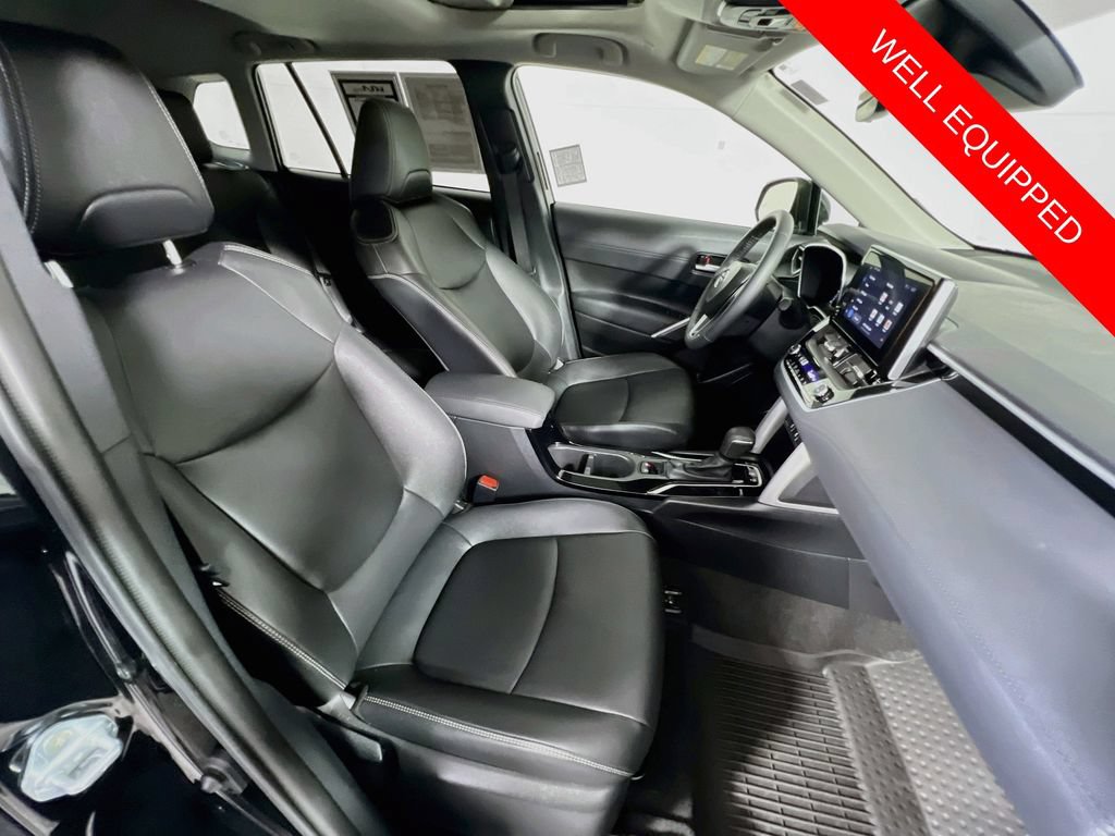 Used 2023 Toyota Corolla Cross XLE w/ Convenience Package FWD image 28