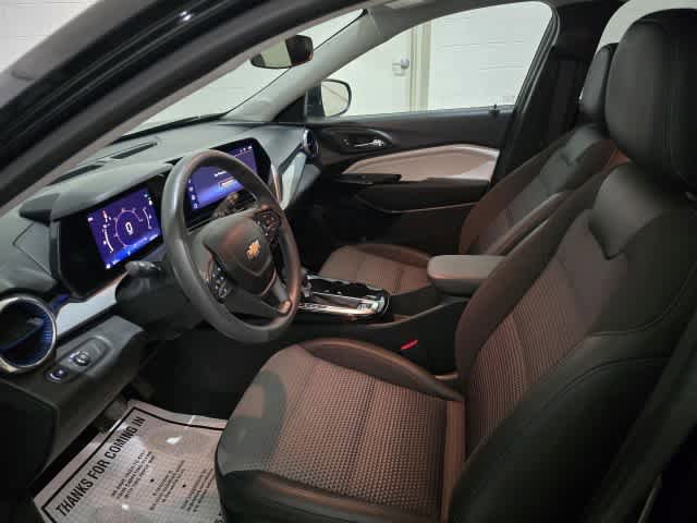 Used 2024 Chevrolet Trax LT FWD image 2