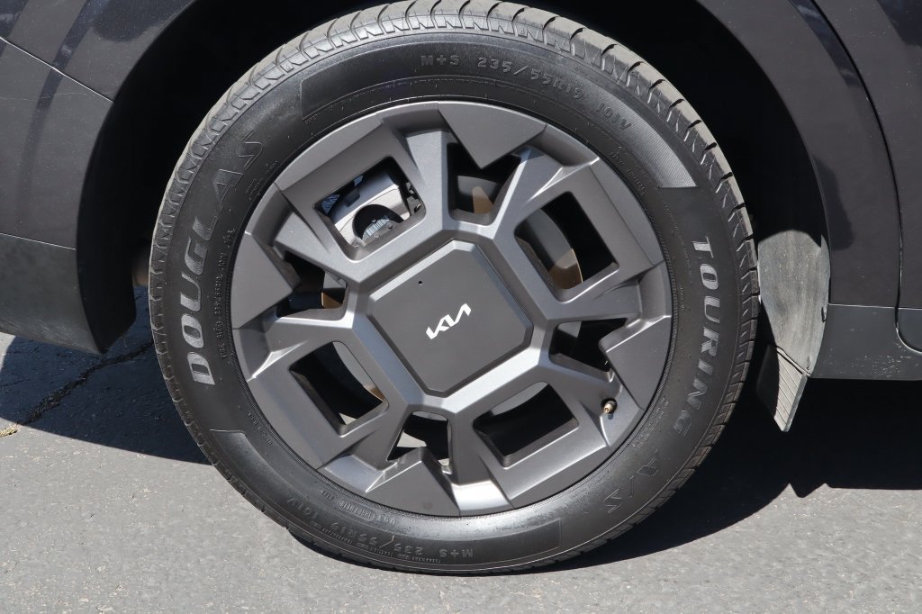 Used 2025 Kia Carnival EX FWD image 11