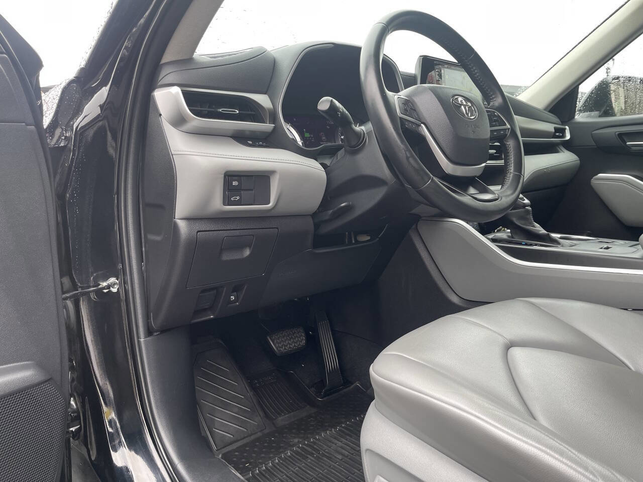Used 2022 Toyota Highlander XLE image 10