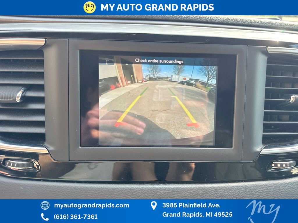 Used 2020 Chrysler Pacifica Touring w/ Cold Weather Group FWD image 21