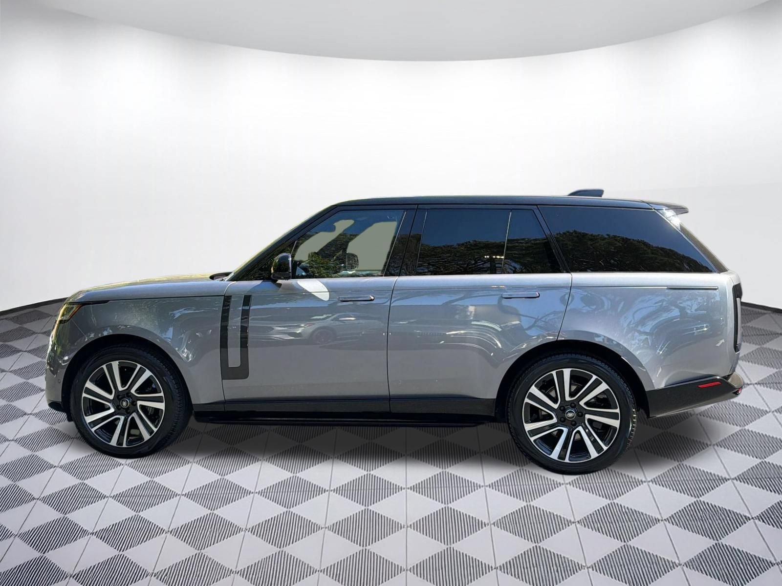 Used 2023 Land Rover Range Rover SE AWD/4WD image 2