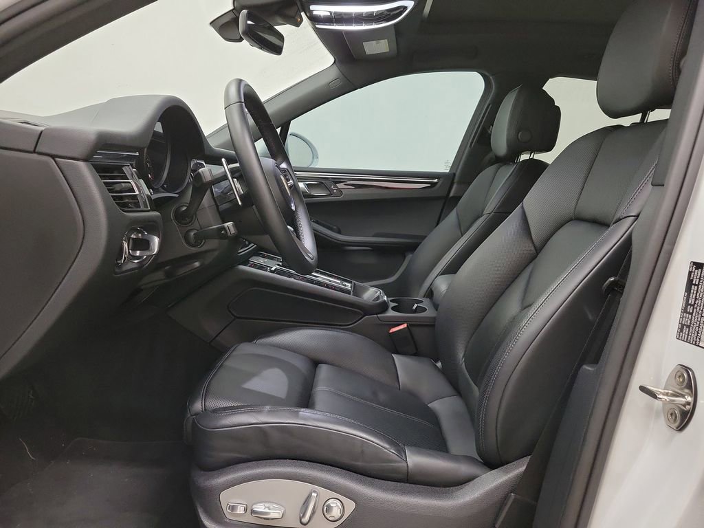 Used 2025 Porsche Macan image 17