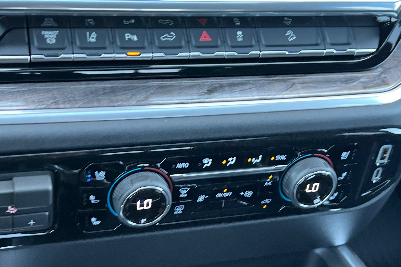 New 2026 Chevrolet Silverado 2500 LTZ w/ LTZ Premium Package AWD/4WD image 17