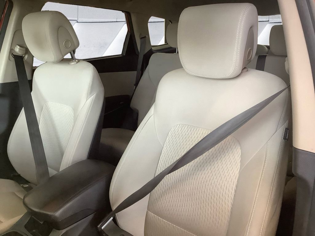 Used 2017 Hyundai Santa Fe SE image 8