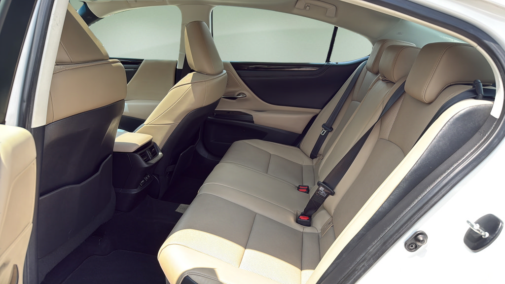 Used 2020 Lexus ES 300h w/ Premium Package FWD image 15