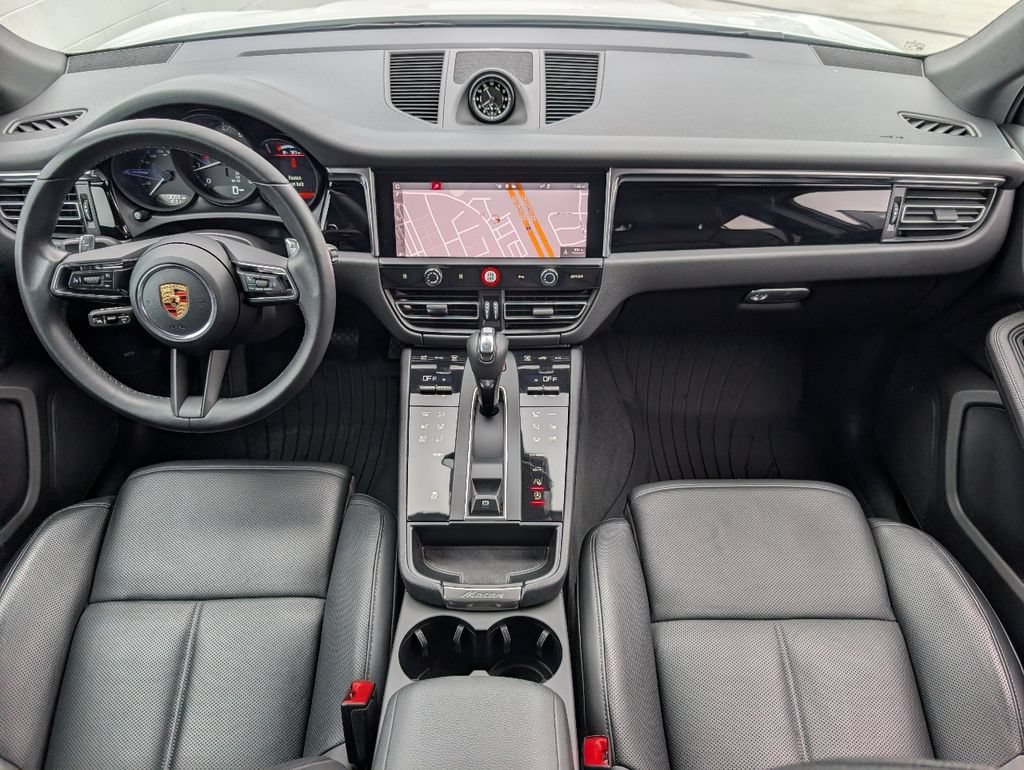 Certified 2024 Porsche Macan AWD/4WD image 6