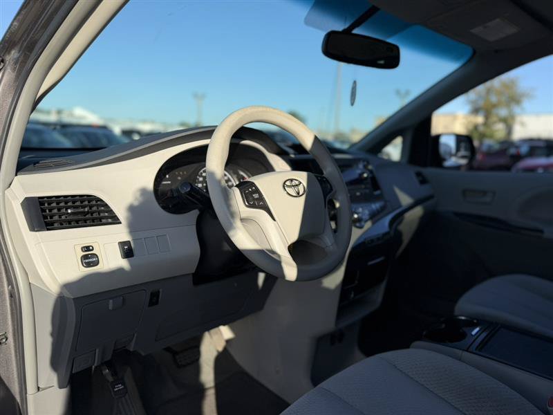 Used 2014 Toyota Sienna LE FWD image 9