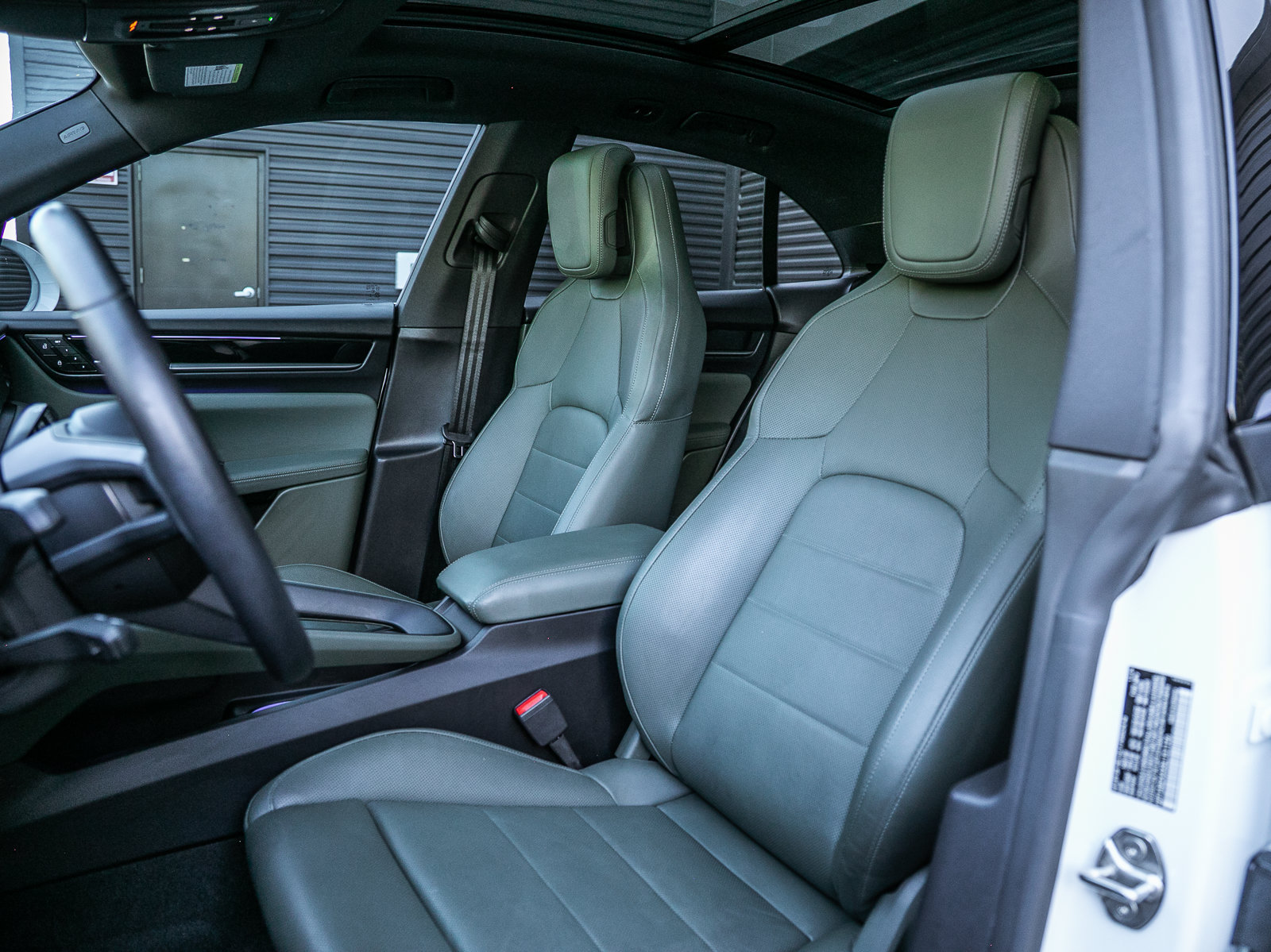 Certified 2025 Porsche Macan 4S Electric AWD/4WD image 5