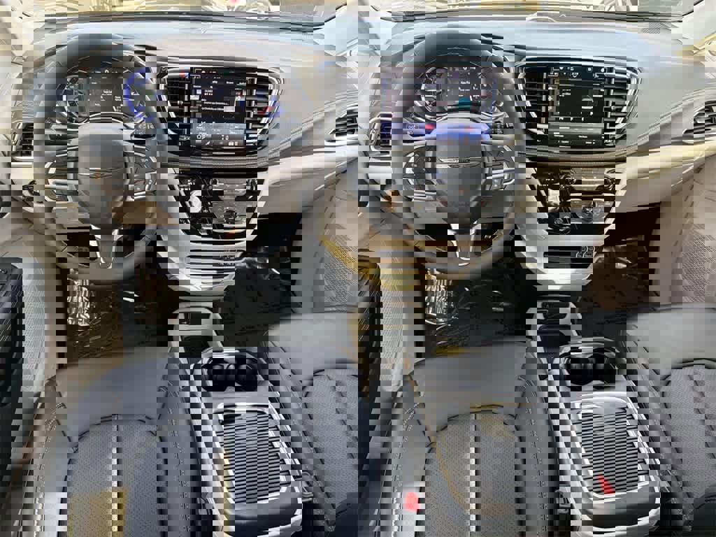 Used 2024 Chrysler Pacifica Select image 11