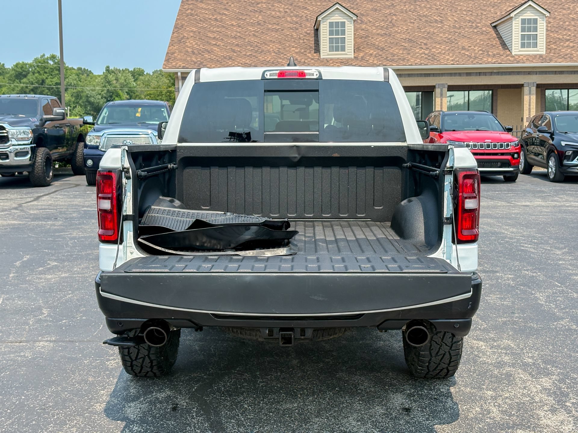 Used 2025 RAM 1500 Warlock AWD/4WD image 37