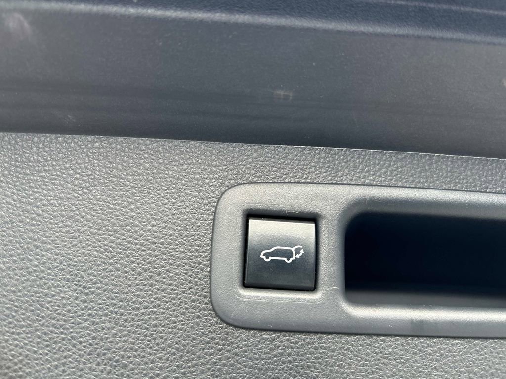 Used 2020 Toyota Highlander XLE image 15