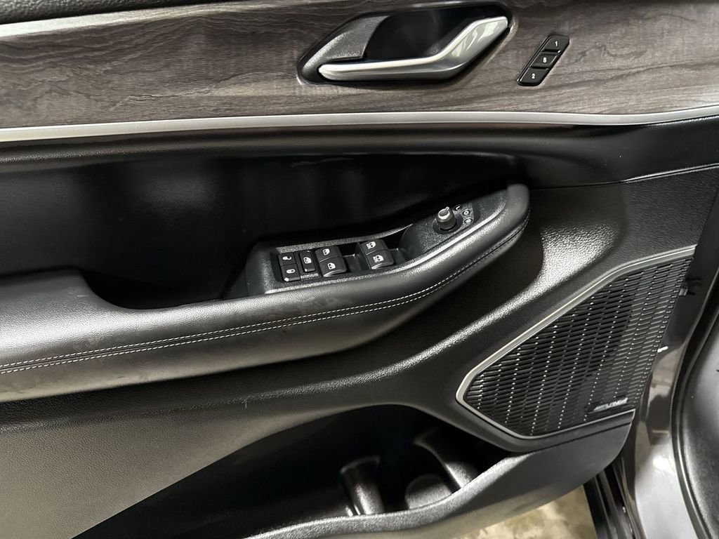 Used 2022 Jeep Grand Cherokee Limited image 21