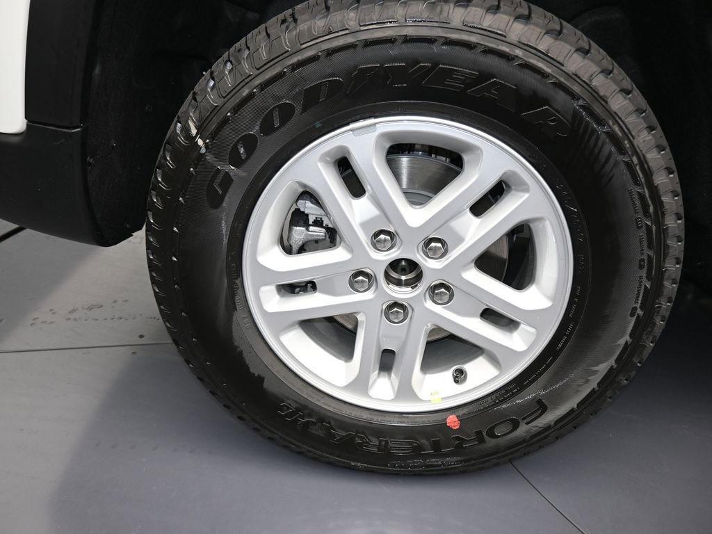 Used 2025 Jeep Grand Cherokee Laredo image 32