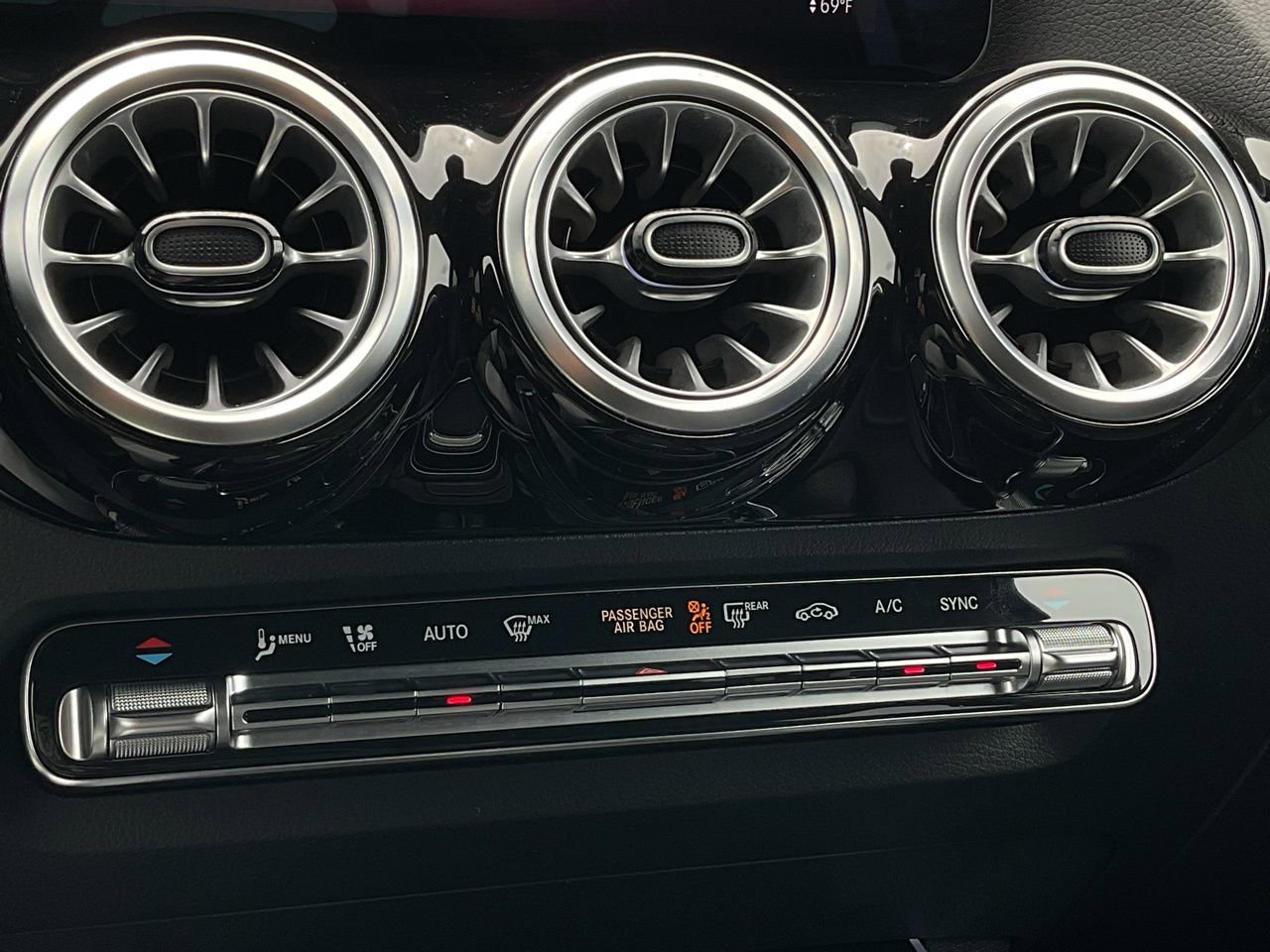 Used 2025 Mercedes-Benz GLA 250 image 32