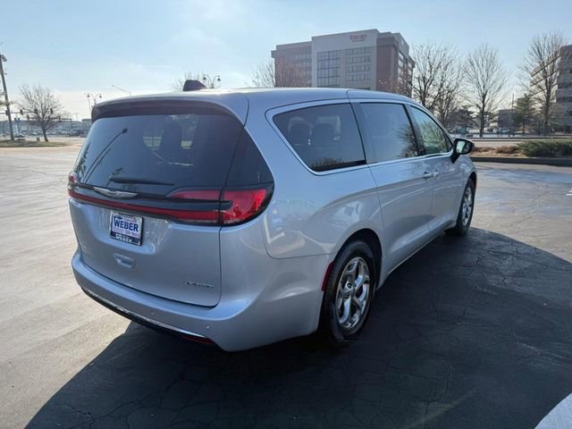 Used 2024 Chrysler Pacifica Limited image 8
