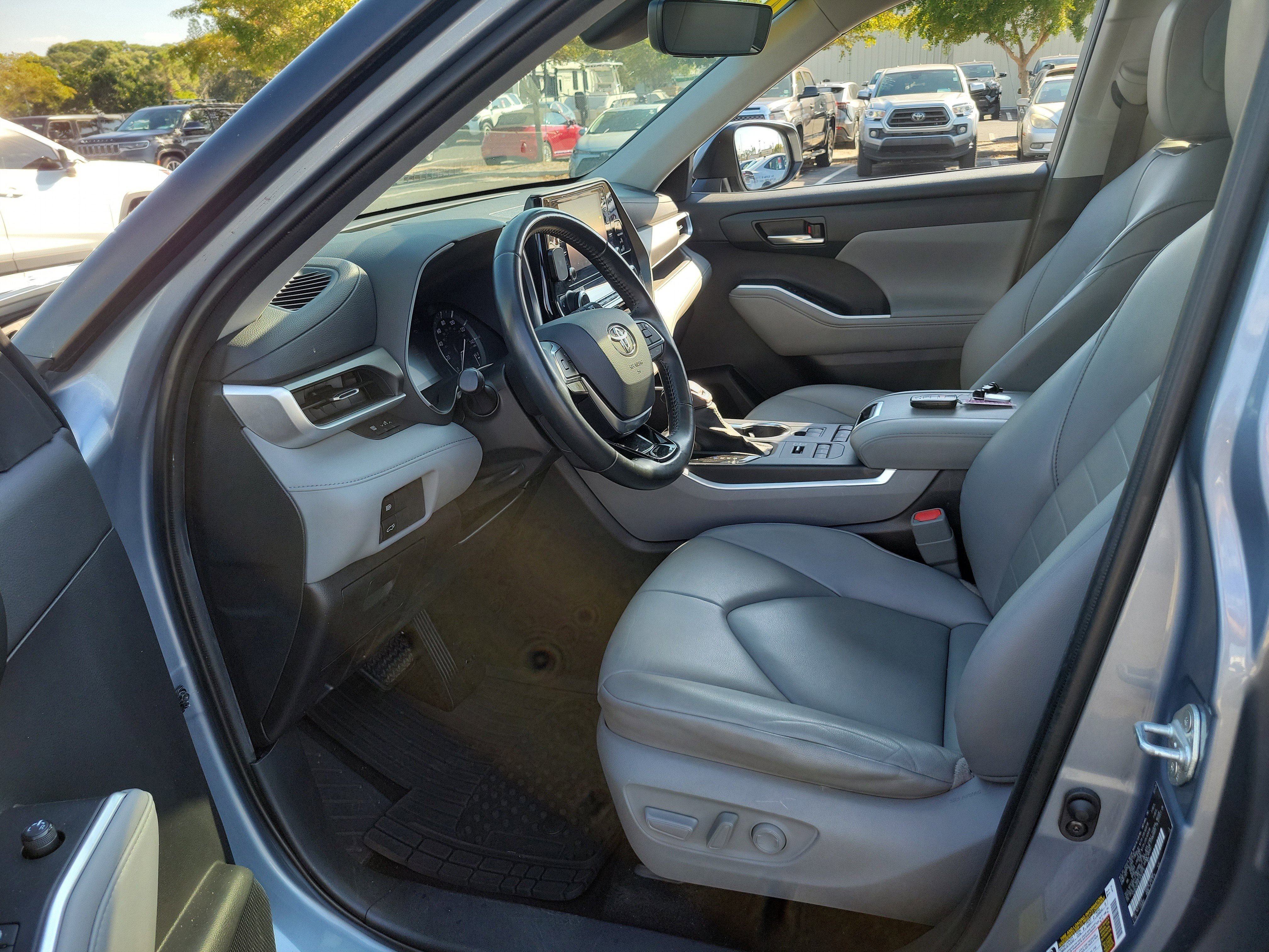 Used 2020 Toyota Highlander XLE image 21