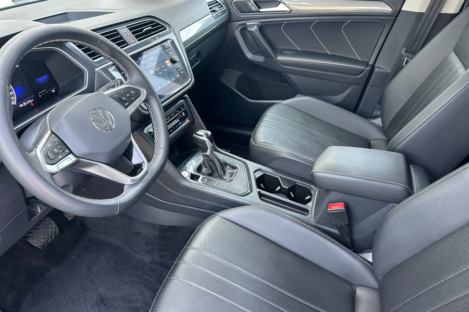 Certified 2023 Volkswagen Tiguan SE w/ Panoramic Sunroof Package image 10
