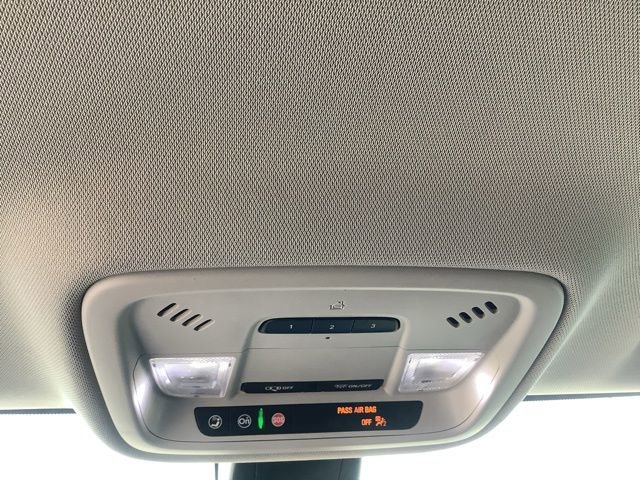 Used 2021 Chevrolet Traverse LT image 35