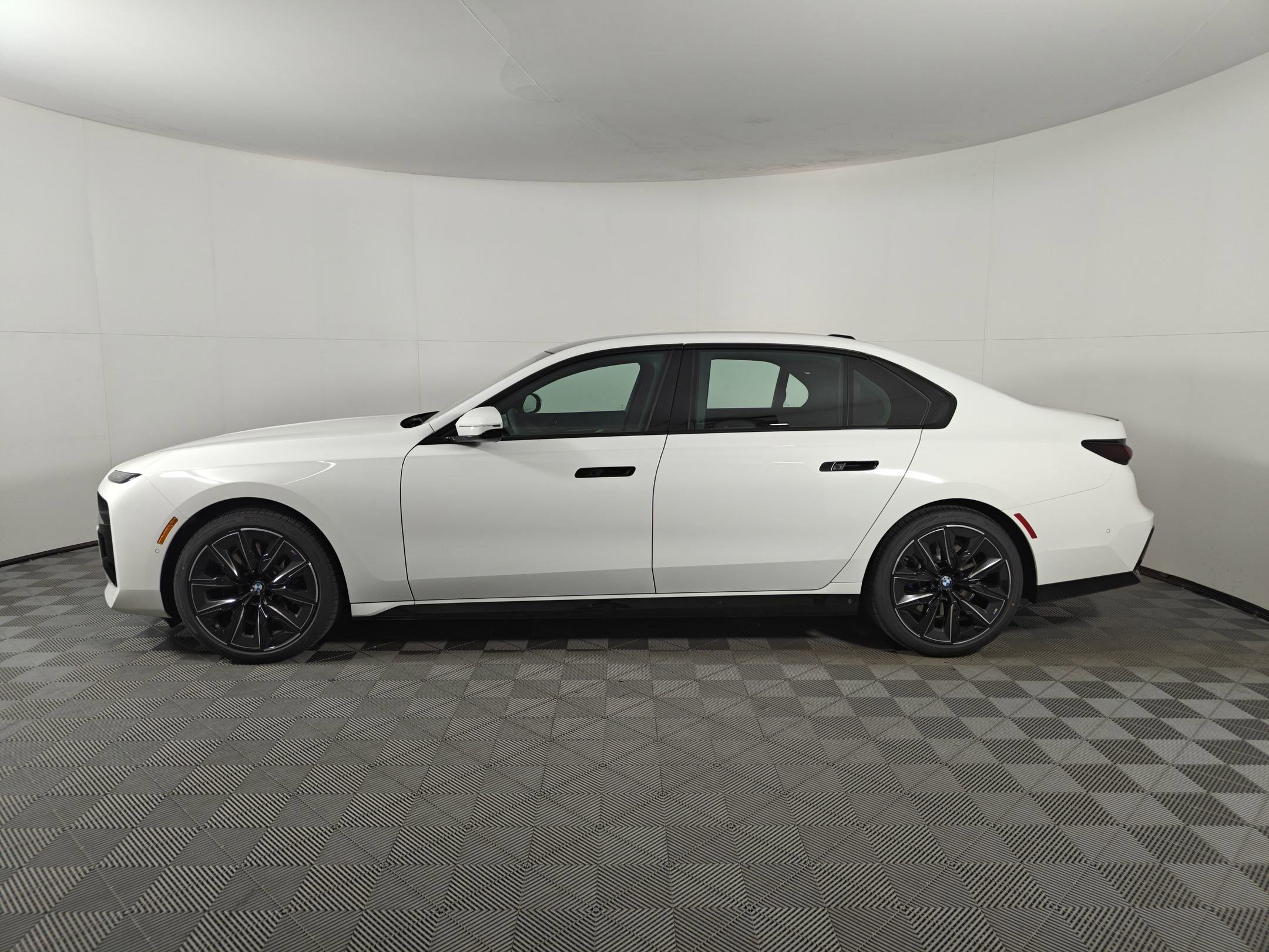 Used 2025 BMW 740i w/ Executive Package image 2