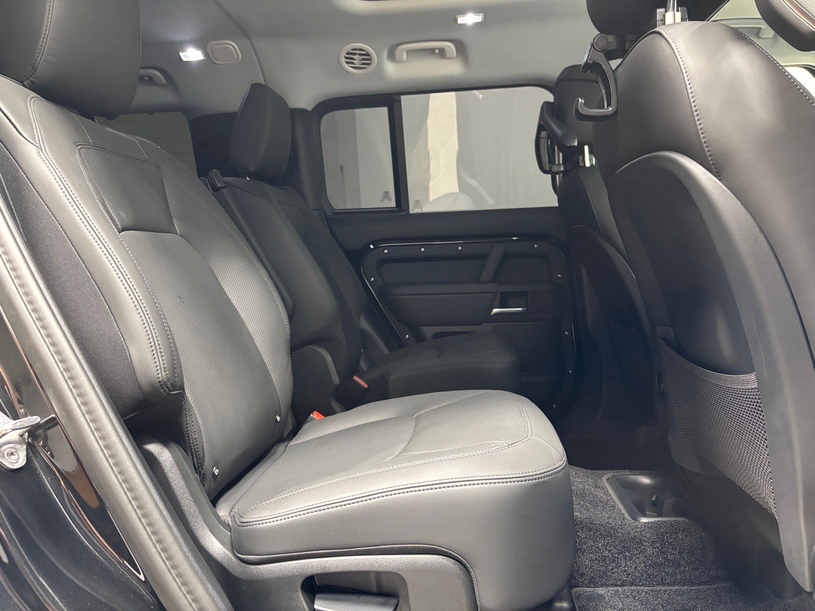 New 2025 Land Rover Defender 130 X-Dynamic SE AWD/4WD image 40