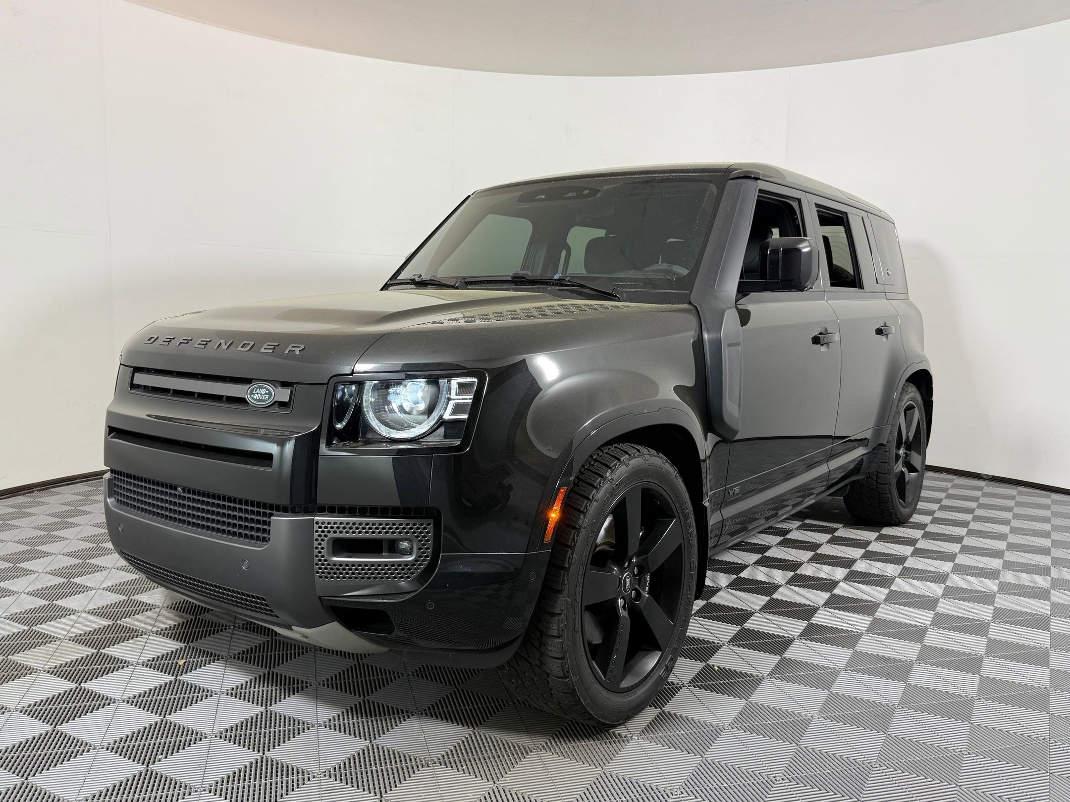 Used 2022 Land Rover Defender 110 V8 image 1