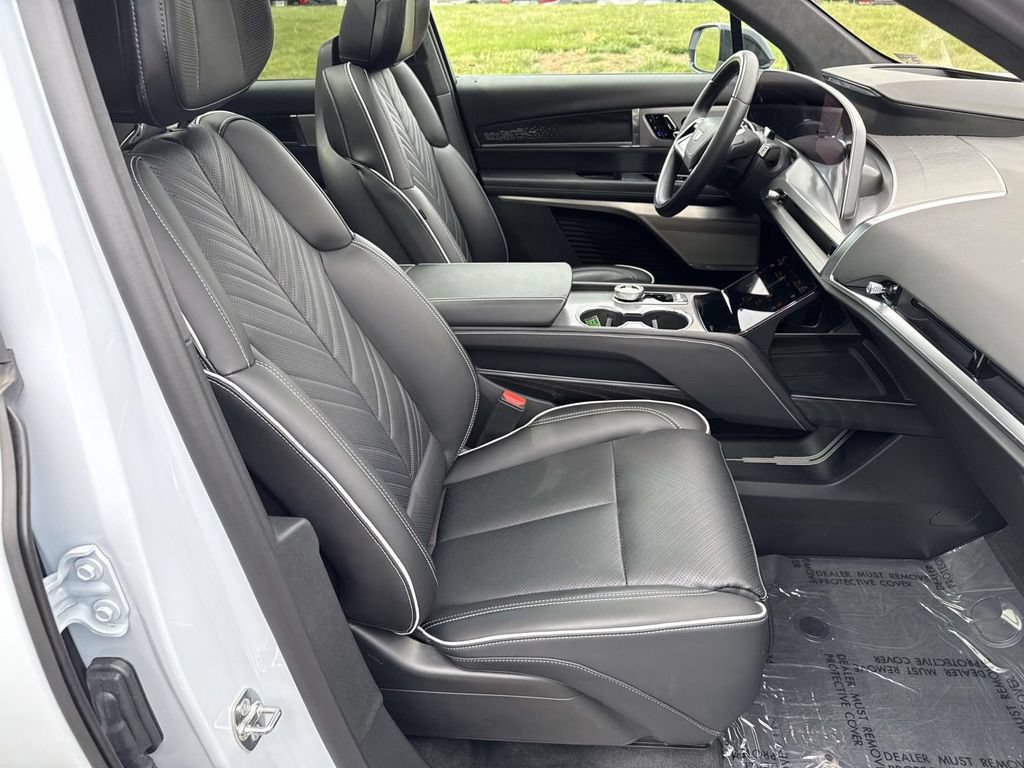 Certified 2026 Cadillac Vistiq Platinum w/ LPO, Floor Liner Package AWD/4WD image 7