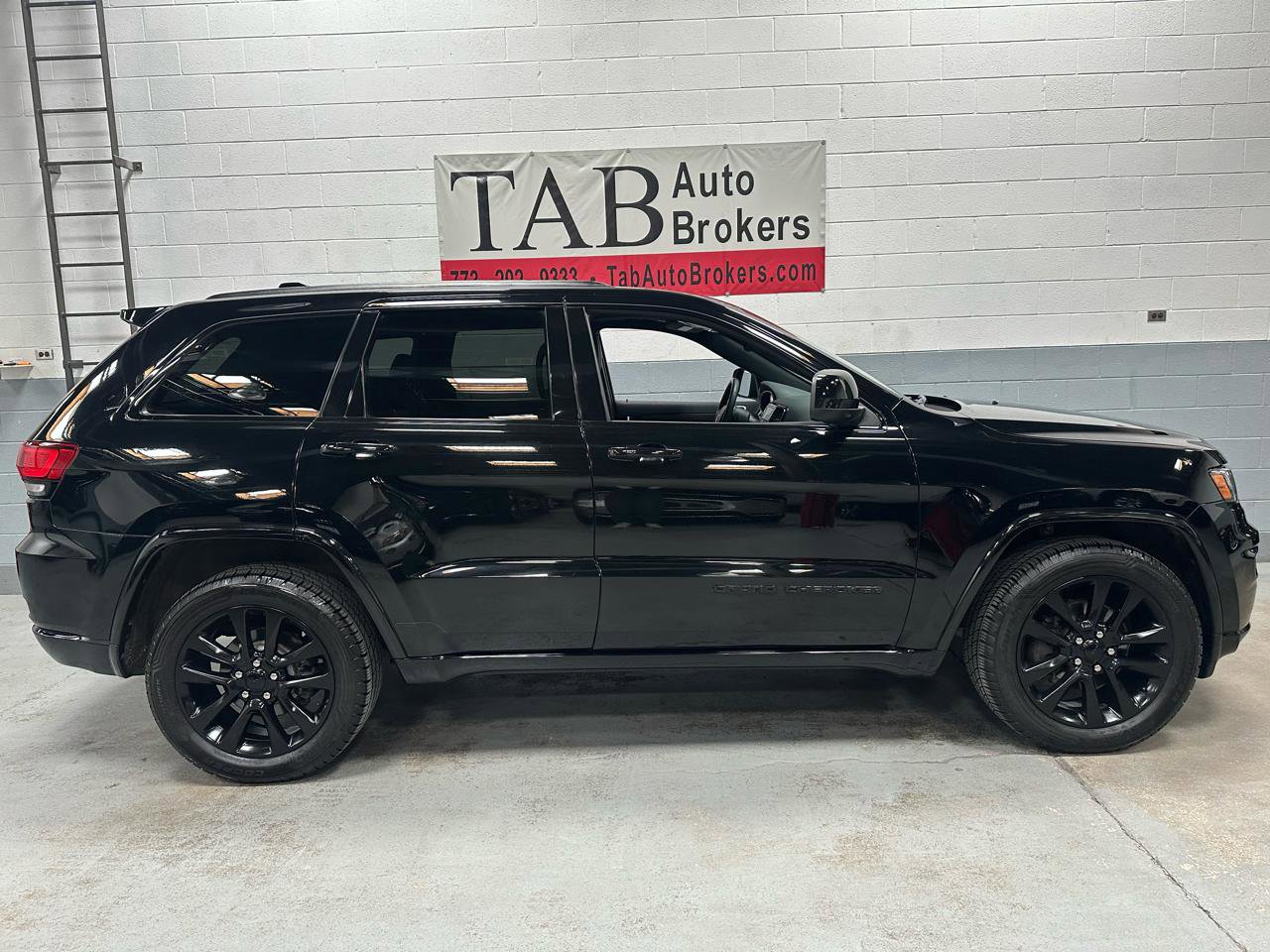 Used 2019 Jeep Grand Cherokee Altitude image 2