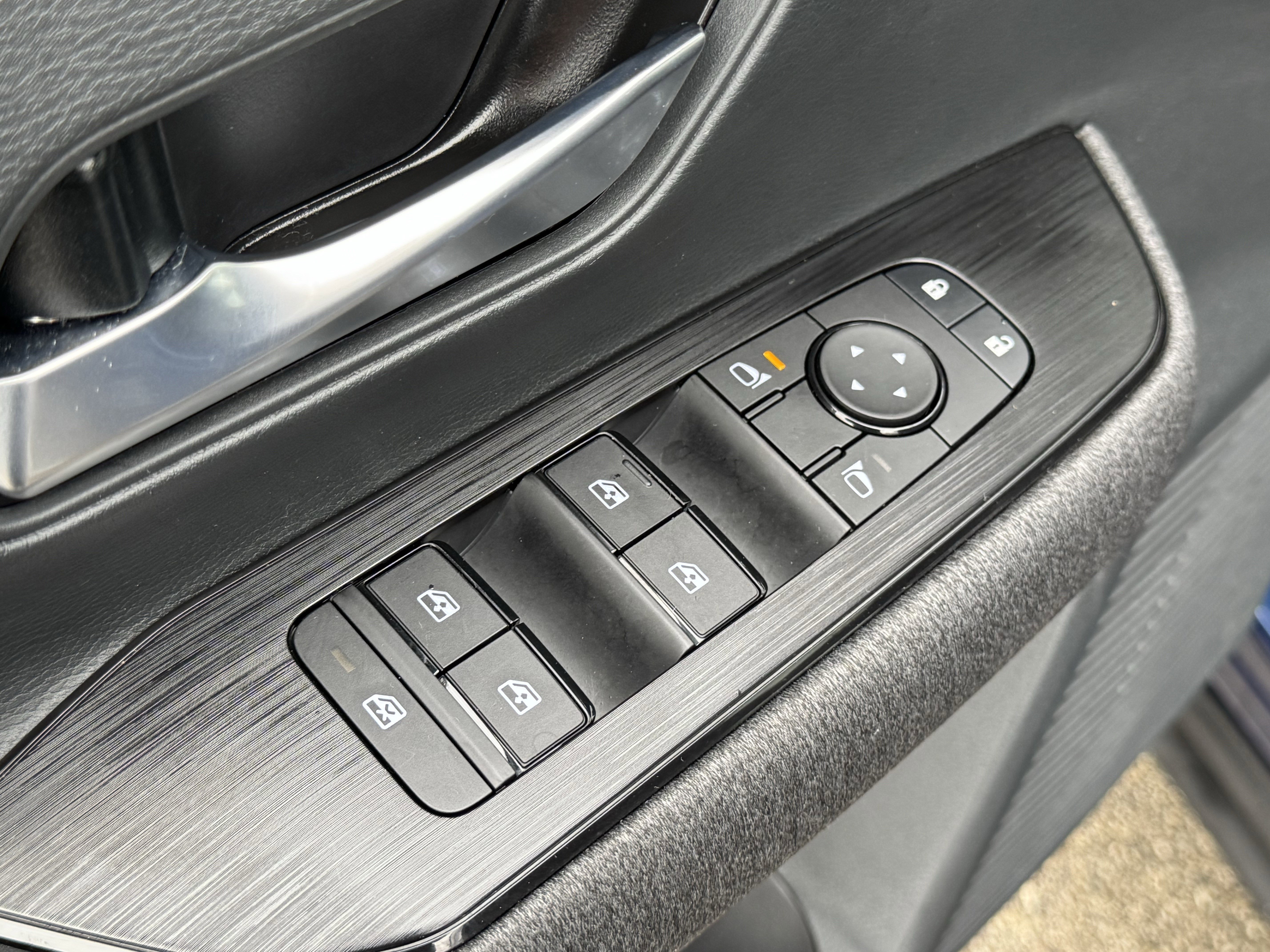 Used 2025 Nissan Kicks SV image 24