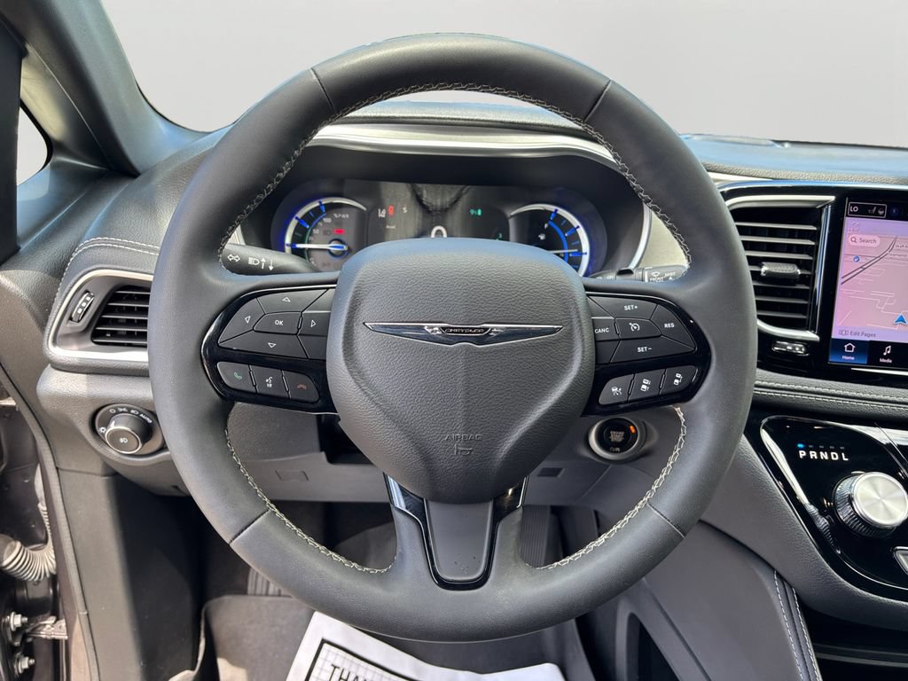 Used 2023 Chrysler Pacifica Limited w/ Uconnect Theater Family Group FWD image 19