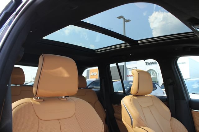 Used 2025 Jeep Grand Cherokee Summit AWD/4WD image 35
