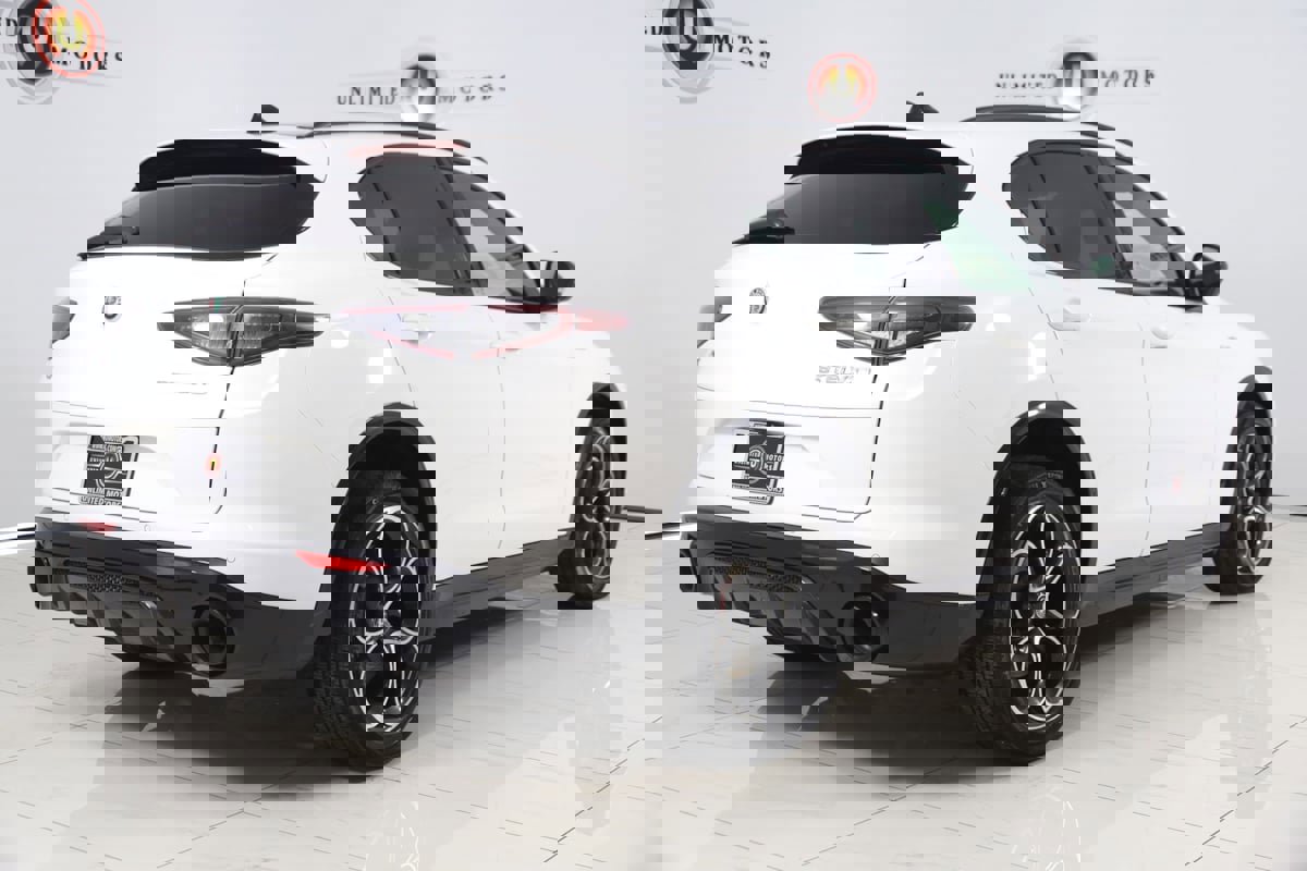 Used 2024 Alfa Romeo Stelvio Veloce image 3