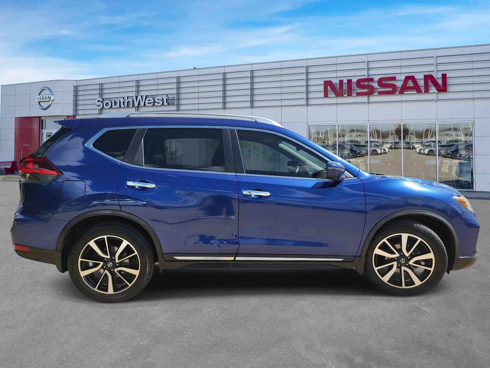 Used 2018 Nissan Rogue SL w/ Premium Package FWD image 4