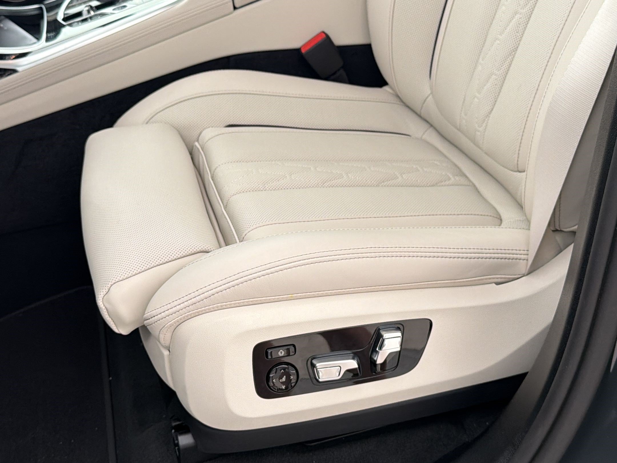 New 2027 BMW X7 M60i AWD/4WD image 14