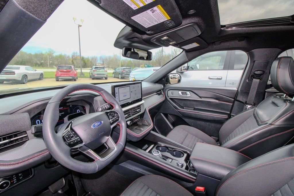 Used 2025 Ford Explorer ST-Line w/ Premium Package image 17