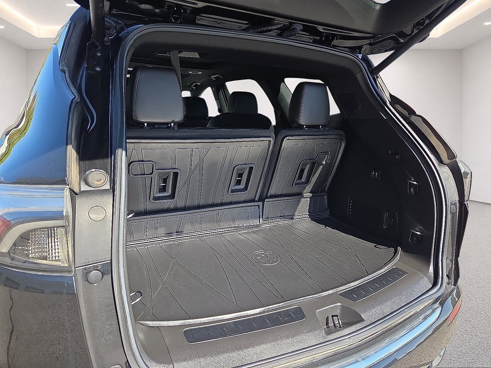 Certified 2023 Buick Enclave Avenir w/ Trailering Package, 5000 lbs. AWD/4WD image 18